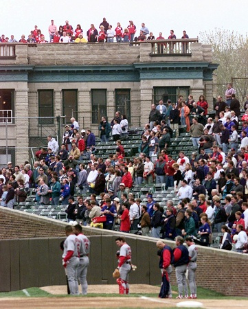 Illustration for article titled If The Chicago Cubs Want Their Big Renovation, It's Time For Them To Grease The Wrigleyville Rooftops